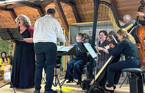 Ein achtköpfiges Ensemble mit der Sängerin Christina Mittermair führte die Kantate „Opfern“ auf, die der Komponist Patrick Pföß selber dirigierte.Foto janka