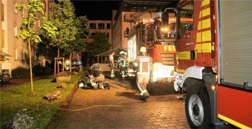 Ein brennender Kinderwagen in einem Wohnhaus löste Freitagnacht einen Großeinsatz der Rettungskräfte aus. Foto Reisner