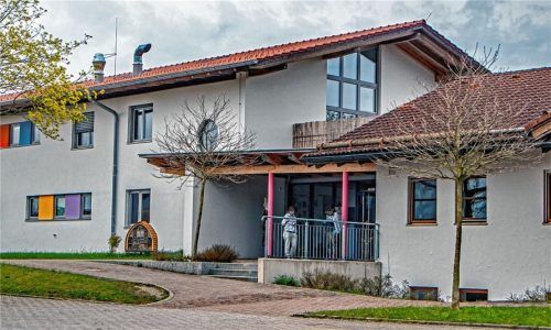 Ein dreijähriger Bub hat im Frühjahr 2024 seinen Platz im Kinderhaus Purzelbaum in Hohenthann verloren. Der Grund: fristlose Kündigung (Symbolbild rechts). Foto Werner Stache/Patrick Seeger(dpa)