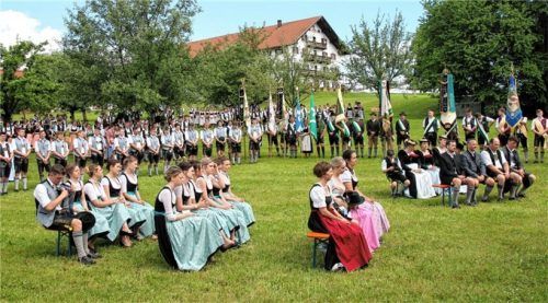 Ein farbenfrohes Bild mit Jubiläumsverein und Fahnenabordnungen bot sich beim Festgottesdienst im Obstgarten der Familie Hormeier.