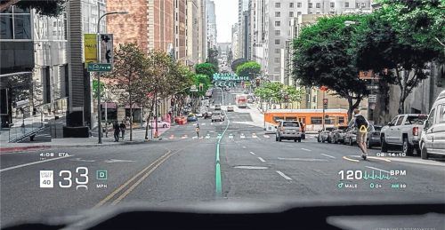 Ein Feature für die Sicherheit: Head-up-Displays zeigen fahrrelevante Informationen auf der Frontscheibe direkt vor den Augen des Fahrers an, der den Blick nicht von der Straße wenden muss. Foto SP-X/WayRay