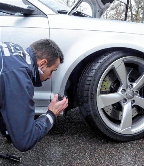 Ein Polizist überprüft mögliche Verstöße. Foto Dpa (Symbolbild)
