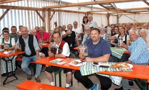 Ein Prosit auf die Zusteller im Erscheinungsgebiet des Mangfallboten, die ihre Leser pünktlich zum Frühstück mit Zeitungslektüre versorgen.Foto Strim