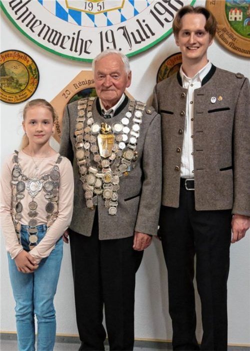 Ein Rekord für die Ewigkeit: (von links) Philomena Zehetmaier, Hans Mosler und Schützenmeister Markus Prinz. Foto Stache