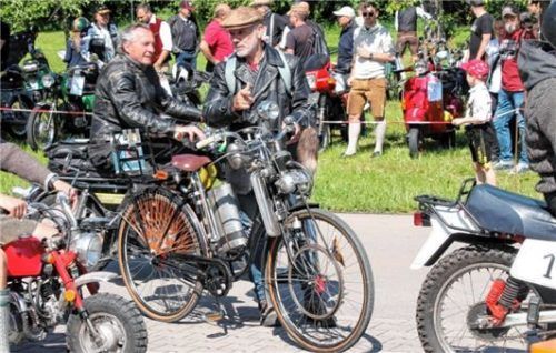 Ein voll funktionsfähiges Schnauferl mit Hilfsmotor „Zündapp KM 483“ aus dem Jahr 1949 hatte Cornelius Buchner aus Rosenheim dabei.