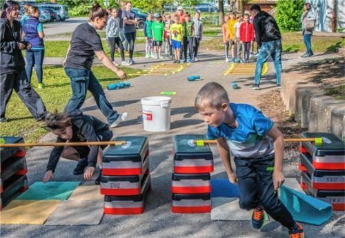 Ein Wettrennen mit Hindernissen gehörte zum Angebot des Bewegungstages an der Fritz-Schäffer-Schule.Foto Stache