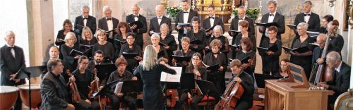 Eine friedvolle Stunde genossen die Konzertbesucher in der Pfarrkirche St. Lambert: Es sangen und spielten die Chorgemeinschaft Seeon unter der Leitung von Andrea Wittmann, das Jugendorchester Capella Cantabile und Solisten.Foto benekam