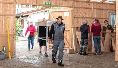 Eine ganze Woche Arbeit wurde hineingesteckt, um aus einer Maschinenhalle beim Redl in der Schwaig einen würdigen Rahmen für das Doppeljubiläum zu machen.