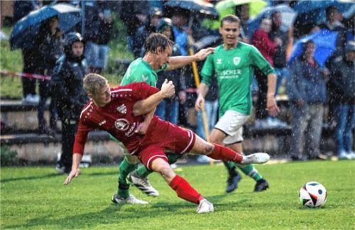 Eingehakt: Emmerings Maximilian Gressierer im Zweikampf mit dem Schnaitseer Lukas Wastlhuber (vorne).Foto Mühlhofer