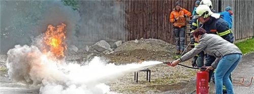 Einsatz mit dem Pulverlöscher: Etliche Besucherinnen nutzten die Gelegenheit und übten die Brandbekämpfung.Foto Rehberg