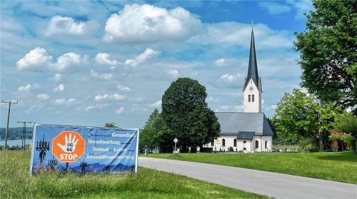 Erneut hat der Gemeinderat Riedering einen Bauantrag zur Errichtung eines Mobilfunkmasts bei Neukirchen abgelehnt. Auch die Bürgerinitiative Simssee Süd hat sich mit Plakaten und Veranstaltungen dagegen gewehrt. Gebaut werden darf wohl trotzdem.Foto Kirchner.
