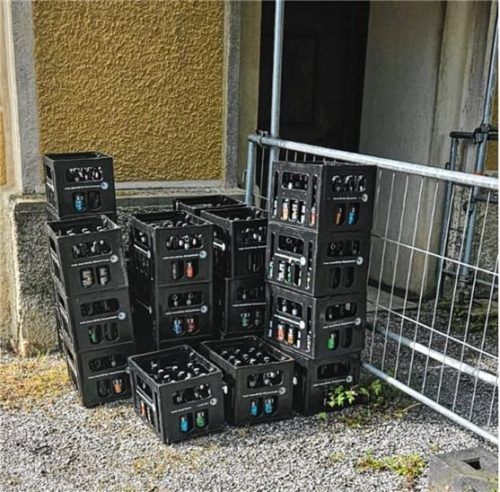 Erst gestohlen, dann zurückgebracht: Unbekannte Diebe stellten die Bierkästen für das Klosterfest Niederaudorf wieder vor die Mauern des Klosters Reisach. Foto dpa