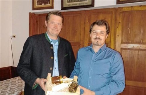 Erster Vorstand Georg Loferer dankt Kreisfachberater Daniel Richter für seinen Vortrag. Foto Gartenbauverein Höhenmoos