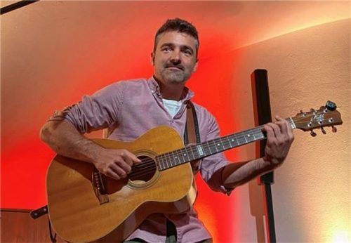 Erzeugt als Solo-Instrumentalist ein ganzes Klangspektrum: Micha Kern.Foto Michael Wagner