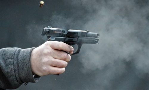Es war wohl eine solche Schreckschusspistole, die den 17-jährigen Rosenheimer am Bein verletzte. Wo der Schuss fiel und wer abdrückte, bleibt nebulös. Foto dpa / Symbolbild