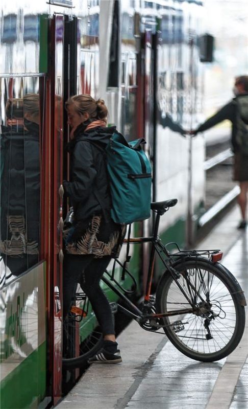 Es wird immer sommerlicher, warum also nicht das Fahrrad nehmen, mit der Bahn zu einem der schönen Plätze in der Region fahren? Eine gute Idee, aber es gibt eine ganze Reihe von Dingen zu beachten. Foto Dpa
