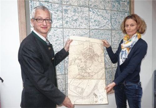 Falk Brem und seine Mitarbeiterin Martina Irger präsentierten die historischen Karten.Foto Hötzelsperger