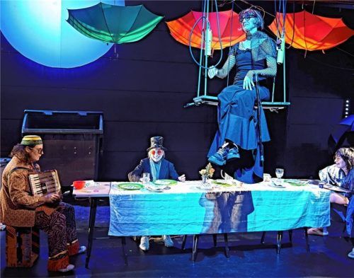 Feiern die Eröffnung ihrer Pfannkuchenbude: Hyäne (Susan Hecker), Ratte (Lucca Züchner), Spinne (Annett Segerer) und Kröte (Amelie Heiler). Foto Flamm