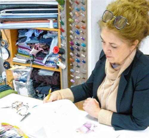 Fertigt Neues aus der Überschuss-Produktion: die Upcyclerin Gudrun Weber.Foto poll