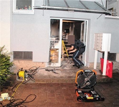 Feuerwehr und Rettungsdienst rückten wegen eines Kinderwagen-Brandes in einem Rosenheimer Wohnblock mit Großaufgebot an. Foto Josef Reisner