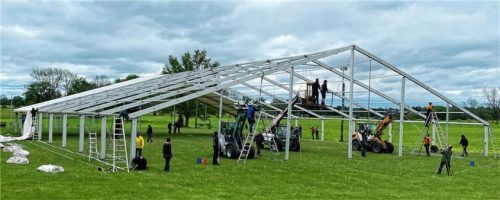 Fleißige Helfer bereiten die Festwoche in Litzldorf mit dem Aufbau des Festzeltes am Sportplatz vor. Fotos  Kriechbaumer