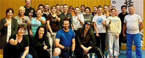 Frauen und Mädchen lernten in Brannenburg, wie sie sich selbst verteidigen. Foto Tina Andrich