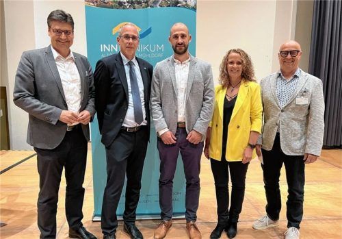 Freude über die gelungene Auftaktveranstaltung von „InnKlinikum vor Ort“: (von links) Landrat Max Heimerl, Referent Prof. Dr. Holger Rambold (Leitender Oberarzt der Neurologie/InnKlinikum), Dr. Markus Haindl (Oberarzt der Kardiologie/InnKlinikum), Karin Bressel (Dritte Bürgermeisterin Waldkraiburg) und Medizinvorstand Dr. Wolfgang Richter.