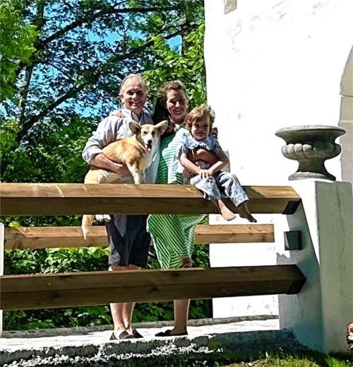 Freuen sich auf die bevorstehende Musiksaison: Ortholf von Crailsheim und Giulia von Crailsheim-Larisch mit Tochter Philippa und Corgi Willow. Foto schloss amerang