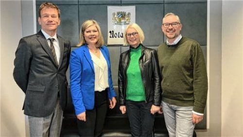 Freuen sich auf eine erfolgreiche Zusammenarbeit: (von rechts) Christian Hüttner, Monika Bachmeier und Diana Gruber mit Notar Dr. Peter Fahr bei der Gründung der Gt Gewerbe-Treuhand Hüttner & Bachmeier GmbH Steuerberatungsgesellschaft.