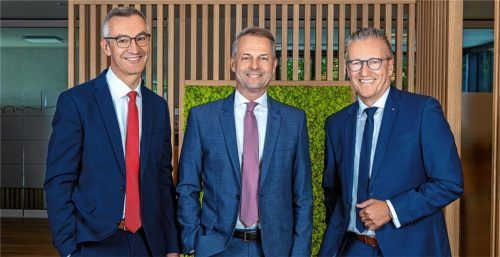 Freuen sich über das erfolgreich sanierte Beratungs-Center Kolbermoor: Karl Göpfert, Vorstandsvorsitzender der Sparkasse Rosenheim-Bad Aibling (Mitte), und die Vorstandsmitglieder Harald Kraus (rechts) und Stephan Donderer (links). Foto re