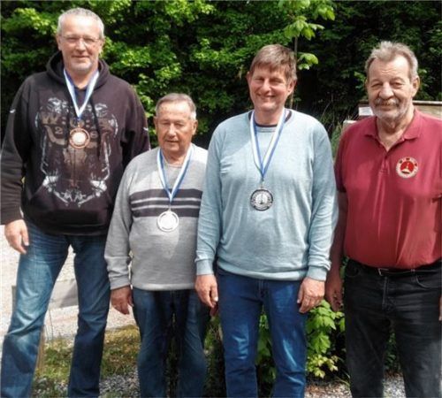 Freuten sich über eine erfolgreiche Vereinsmeisterschaft: Die drei Erstplatzierten, Wolfgang Himmelstoß, Otto Pilgram und Andreas Welz, sowie Abteilungsleiter Bernd Schulz (von links) im Zielschießen.Foto re