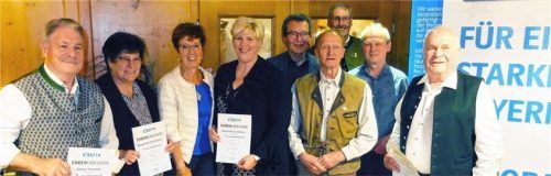 Für 35 Jahre Treue wurden (von links) Schorsch Tremml und die ehemalige Vorsitzende Margarete Fischbacher von der Vorsitzenden Ulrike Plankl geehrt. Sie würdigte außerdem Alexandra Linordner für 25 Jahre, Robert Kotouc für 45 Jahre und Johann Huber senior für 25 Jahre Mitgliedschaft. Der stellvertretende Vorsitzende Schorsch Kaffl gratulierteJohann Huber junior für 35 Jahre und Josef Kaffl für 60 Jahre Treue. Foto Knarr