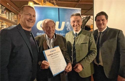 Für 50 Jahre Mitgliedschaft wurde Georg Zacher (Zweiter von links) geehrt: (von links) Sven Herrmann, Vorsitzender des CSU-Ortsverbandes Aschau-Sachrang, Landrat Otto Lederer und Dr. Thomas Geppert, Dehoga-Landesgeschäftsführer gratulierten.Foto Kirchner