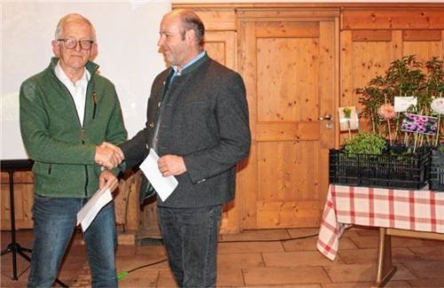 Für die beiden Vorsitzenden Sepp Millauer vom Obst- und Gartenbauverein Au-Dettendorf (links) und Christian Schlemer vom Bienenzuchtverein Au gehören Obst und Bienen unverzichtbar zusammen.Foto Strim