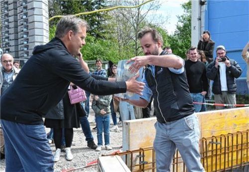 Gartenbaulehrer Christian Würfl (links) und Bauleiter Lorenz Hertel bei der Übergabe des Grundsteins.Foto Schlecker