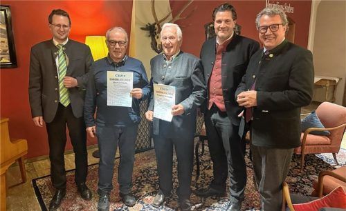 Geehrte für langjährige Mitgliedschaft und besondere Leistungen in der CSU Bad Aibling (von links): Bürgermeister Stephan Schlier, Eberhard Steffe, Sebastian Grünwald, Ortsvorsitzender Dr. Thomas Geppert und Kreisvorsitzender Klaus Stöttner. Foto re