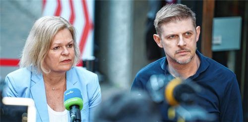 Gemeinsam mit Nancy Faeser (SPD), Bundesministerin des Innern, zeigte sich Matthias Ecke (SPD), Europaabgeordneter, erstmals nach dem Angriff auf ihn öffentlich. Am 3. Mai hatten vier junge Angreifer Ecke beim Aufhängen von Wahlplakaten in Dresden niedergeschlagen. Er erlitt Knochenbrüche im Gesicht und musste operiert werden. Foto dpa