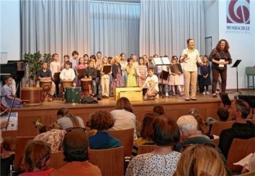 Gespannt lauschten die Besucher den Kinderchören und Instrumentengruppen der Rosenheimer Musikschule.Foto re