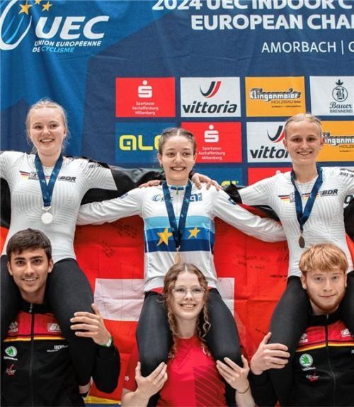 Gewinnerinnen der EM: Mina Heinritzi (links) und Lisa Lechner (rechts) von der Soli Bruckmühl mussten sich Sina von Rotz geschlagen geben. Foto Hubert Dandl