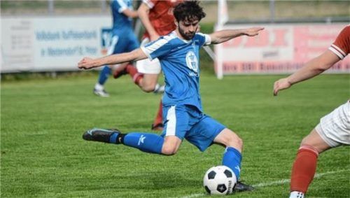 Gleich ein Statement zum Spieltagsauftakt? Bad Endorfs Kapitän Yannick Kaiser.Foto Franz Ruprecht