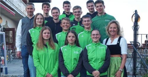 Gratulation zu erfolgreichen Platzierungen: Vorsitzende Maria Gehrlein (rechts) und Zweiter Vorsitzender Florian Schäfer (hinten, links) mit der Stockschützenjugend.Foto re