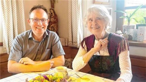 Gratulation zum 90. Geburtstag: Jubilarin Irmengard Bauer mit Bürgermeister Daniel Mair.Foto  Hötzelsperger