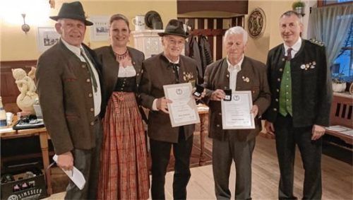 Gratulierten zur Ehrung für 60 Jahre Mitgliedschaft: (Von links) Schützenmeister Jürgen Richter und Zweite Schützenmeisterin Evelyn Orthofer mit den Geehrten Franz Dandlberger und Manfred Antretter sowie Gauschützenmeister Gerhard Nevihosteny.Foto re