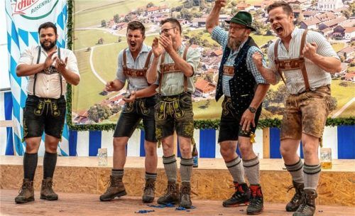 Große Siegesfreude nach einem spannenden Finale: Die „Derndorfer Schnoizer" jubeln über ihren ersten Platz. Fotos  Kriechbaumer
