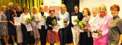Großer Bahnhof für die Gastrednerin Ulrike Scharf (Zweite von rechts), Staatsministerin für Familie, Arbeit und Soziales, bei der Kreishauptversammlung im Gasthof Höhensteiger, einschließlich der Ehrung verdienter und langjähriger Mitglieder der CSU-Frauen-Union Kreis Rosenheim: (von links) Silvia Thomm, FU-Beirätin, Alexandra Linordner, FU- Kreisvorsitzende, Jennifer Tremml (10 Jahre), Traudl Lux (30), Rosita Fischbacher (20), Rosmarie Kaffl (10), Eleonore Dambach (30), Hannelore Maurer (10), Andrea März (10), Anita Lossinger (10), FU-Seniorenbeauftragte Siegrid Knothe und Ulrike Plankl, stellvertretende Kreisvorsitzende FU Rosenheim.Foto Franz Knarr