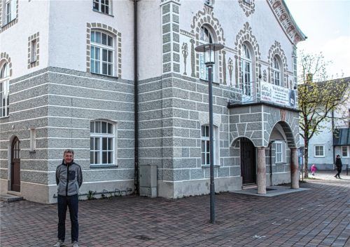 Günther Obermeier, der Leiter der Kolbermoorer Musikschule, vor deren Hauptgebäude: Nicht nur das Haus steht ganz zentral in Kolbermoor, die Musikschule ist auch von ihren Angeboten her durchaus ein Mittelpunkt im Leben der Stadt. Foto Thomae