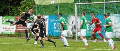 Gute Gelegenheit: Der Kopfball von Severin Hubl (links) ging aber übers Tor.Foto Semerad