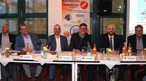 Handwerk im Dialog mit der Politik. Bei der Jahreshauptversammlung der Kreishandwerkerschaft Traunstein-Berchtesgadener Land diskutierten (von links) Ehrenkreishandwerksmeister Peter Eicher, Hans Angerer und Thomas Aigner (beide stellvertretende Kreishandwerksmeister), die Landtagsabgeordneten Martin Brunnhuber (FW) und Konrad Baur (CSU) sowie Kreishandwerksmeister Gerhard Kotter.Foto Wittenzellner