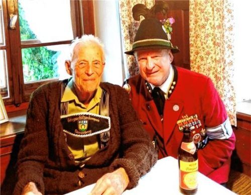 Hauptmann Fritz Dräxl überbrachte Hans Moser (links) nicht nur die Glückwünsche der Kompanie, sondern auch eine Urkunde. Foto Hötzelsperger