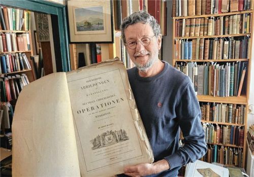 Helmut Martin, Inhaber des Antiquitätenladens, hat rund 10000 Bücher in seinem Antiquariat Am Roßacker zusammengebracht. Foto Cordula Wildauer